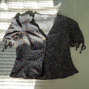 ⭐️3/$25 Topshop Floral Short Sleeve Button Top